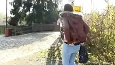 Oynat Hoş gf bir görmek üzerinde işemek için bölme, o önce onun bf önce sarmal işiyor