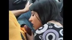 Oynat Çift arabada eğleniyor