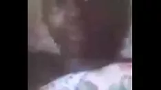 Putar Rekaman video menelepon dengan gadis