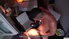 Jouer enregistrement vidéo de sexe de soldat commun japonais gyaru une fois contre le coucher du soleil de la mer