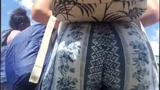 Abspielen Heißer brünetter Teenager mit schnellem Arsch in schwarz-braunen Leggings