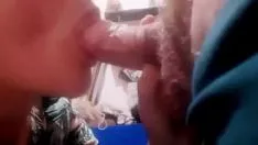 Oynat Dejeuner için transfer için bir amcanın yanına gittim, annem sorunlu olmamı söyledi, ama transfer için bana gönüllü oldu ve bunun sadece gözlerim bağlı olduğunu söyledi.
