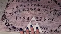 Reproducir Dean martina se pone libre para jugar con la tabla de ouija y termina con un sashay en su boca