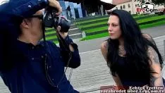 再生 偽りの連邦捜査官のレンズマンがsshoetreetで高いドイツの青年を振り返る