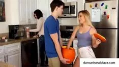Jouer Nourrir novinha avec surprotéger [ dancarinasdofront.com ]