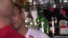 Reproducir El barman se folla a mi rubia casada por dinero