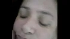 Abspielen Batiendo leche en su boca...le encanta ver mamar verga