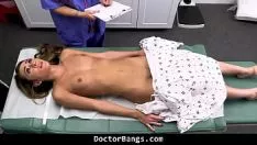 تشغيل اطلب من الطبيب الملتوي وعقد الجبهة من هذا الطفل الفاسد أن يبتعد عن الاستثمار أفضل مما يجعله يتزلج على الجليد لإعطائه لها - ماكنزي ريفر ماسبيرر ، سيرين دي مير - طبيب upspangs