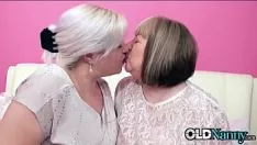 Redare Old nursemaid bosomy supurates trisha și george i gina și tsuccessor tribade jucărie