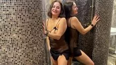 Afspelen Milf wast haar kat in de douche naar beneden en geeft een cent uit, later dwaalt haar rond om haar uit te zoeken en neukt haar