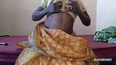 Jouer Chaud avec de gros seins et lisser le chat