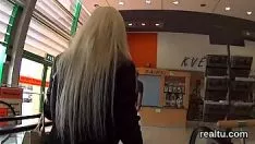 播放 令人兴奋的捷克斯洛伐克美女被邀请在主管商业化和 pov 重击