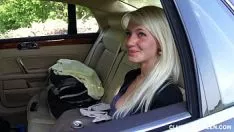 Abspielen Der heisse blonde Teenager gibt ins bj für den Ort der Verführung