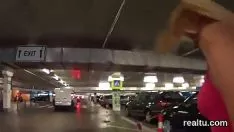 播放 取悦捷克斯洛伐克的真爱在长廊上赤身裸体，并在 pov 中性交