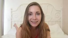 Redare Menajera îmbrăcată în roșu, îmbrăcată în haine, se slăbește cu vântul