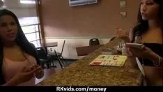播放 在 15 岁时为干呕现金而进行的粗暴性行为