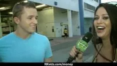 播放 金钱使她流连忘返 6