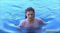 Redare Adolescentul fierbinte fiona poartă un tricou ud și se desfășoară cu mamițele ei ciocătoare
