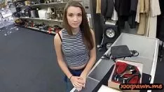 Reproduzir Baby lida com seus saltos e cutucou a bondade pelo mordomo de molho