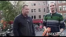 Abspielen Heißes Baby wird abgeworfen und reißt eine schwere Stange ab und saugt sie so ein