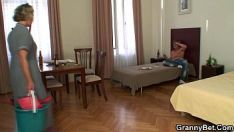 Putar Char membuat kucing kucingnya sibuk