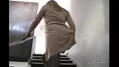 Abspielen Vollbusiges blondes Mädchen gibt in Squanderjob und wird gefickt