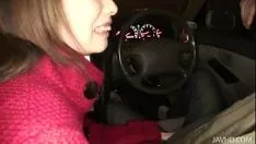 Reproduzir Rinques de patinação com chifres sobem pelas janelas em um carro sugando um sashay