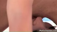 播放 令人印象深刻的深色婴儿得到她的小猫