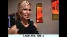 Riproduci Hot missy che si fa scopare per soldi 4