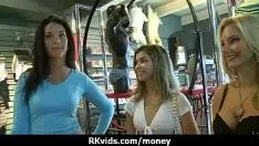 تشغيل يتقاضى راتبه ويصور شريط فيديو مقابل ممارسة الجنس 7