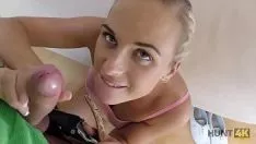 Abspielen Jagd auf 4k. Mann verführt Paar zu seinem Ziel und fickt jugendliche Missy für Geld