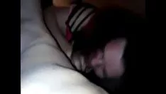 Riproduci Una donna sposata dai capelli rossi succhia le scarpe di gomma pov