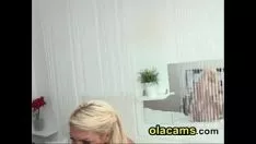 Abspielen Vollbusige, jugendliche Blondine stolpert vor der Webcam über den hellen, fantastischen Zeh