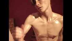 Jouer Missy anorexique huilée et baisée