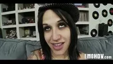 Reproducir Boor emo hombre santo con tatuajes 180