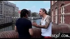 تشغيل زميل شغوف يخرج ويبحث عن منطقة النزول الأحمر في أمستردام