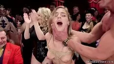 Riproduci Piacevoli tirapugni favorevoli al partito politico