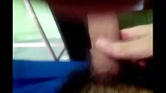 播放 青年男孩手工作