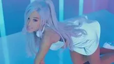 Play Ariana 1000e - focus on