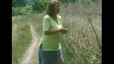 Oynat Büyükanne düğüm bbw ildiko dış mekanda performans sergiliyor