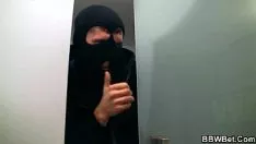تشغيل انه يوقظ الساخنة ممتلئ الجسم بولي ليمارس الجنس معها