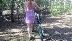 Играть Незнакомец нашел симпатичную девушку на велосипеде в лесу, которая играла сама с собой и трахала ее 4к 60фпс