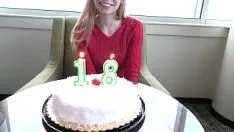Играть Смотри, как эта длинноногая 18-летняя блондинка-новичок сосет член