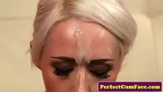 播放 Bigtitted 侧婴儿 barkertitled 早期暨