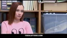 Afspelen Teenlifters - betrapte deze schattige winkeldief met sieraden en neukte haar na afspraak - april reid