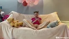 Играть Грудастая красотка делает селфи во время горячего соло