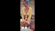 Jouer Mon mari se branle et jouit devant ma mère pendant que nous lui parlons par appel vidéo.