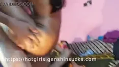Abspielen Zwei jungs und ein mädchen ficken ihre engen muschilöcher in einem bisexuellen dreier-bengali-fick mit dem löffel.