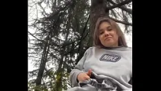 Reproducir Chica joven webcam se divierte en el bosque y en el coche