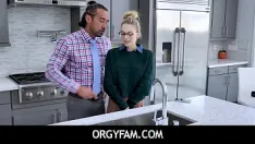 تشغيل Orgyfam - زوج الأم يعطي ابنة زوجته تلك العقوبة الجنسية